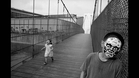 說明: Macintosh HD:Users:chendong:Desktop:張乾琦 工作坊:工作坊:官方作品:中文圖說:不存在的戰(zhàn)爭:6. 張乾琦，“不存在的戰(zhàn)爭”視頻截圖，2017.jpg