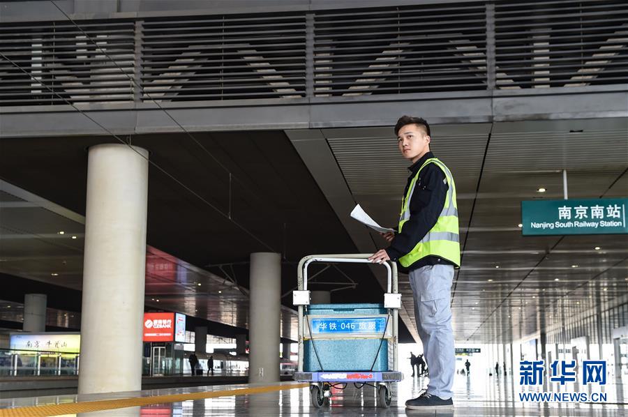 （關(guān)注春運(yùn)·圖片故事）（7） 奔跑吧！高鐵送餐小哥