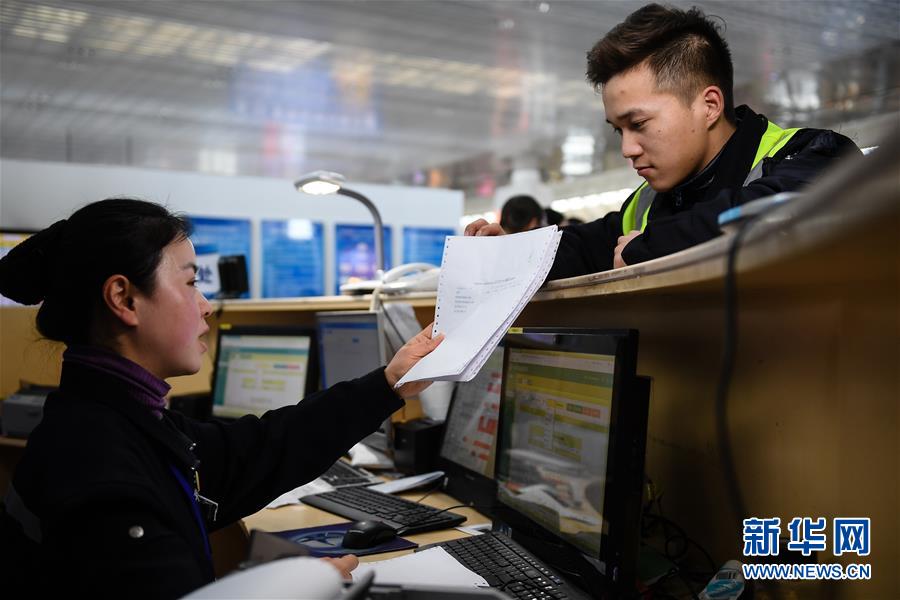 （關(guān)注春運(yùn)·圖片故事）（1） 奔跑吧！高鐵送餐小哥