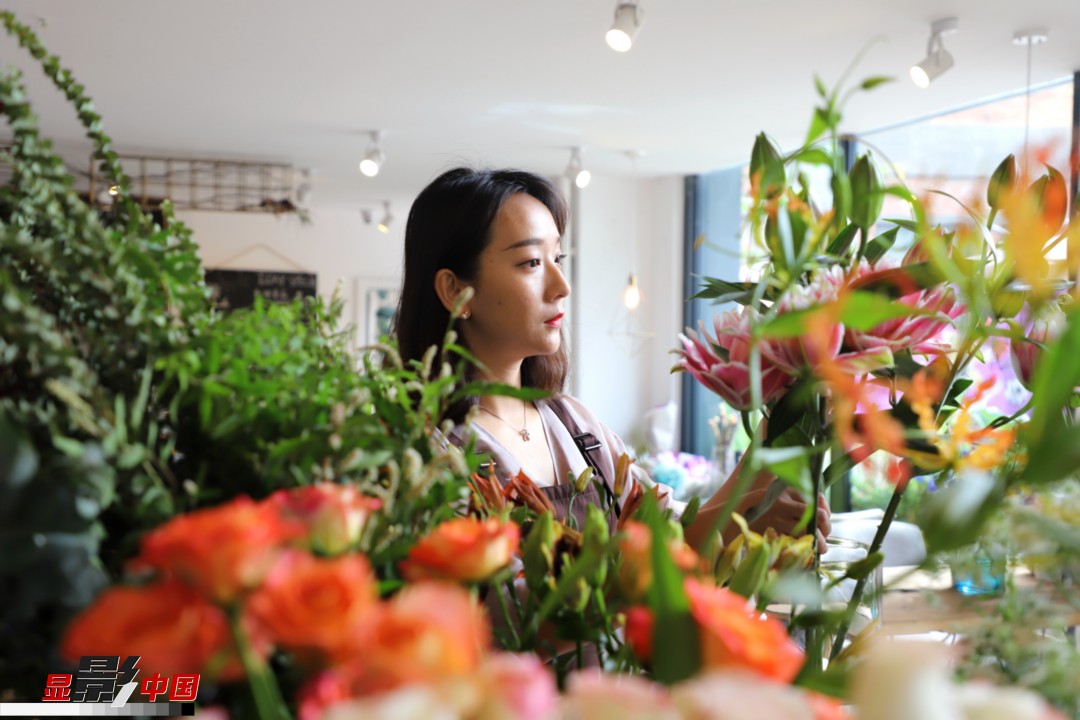 每天和花打交道是一個(gè)幸福的職業(yè)，但同時(shí)也充滿壓力和挑戰(zhàn)，“花在呈現(xiàn)給客人的那一瞬間是美好的，但前面的每一個(gè)步驟都是很辛苦的?！蓖趵桄抡f(shuō)，花藝是最原始的手工藝產(chǎn)品，沒(méi)有辦法機(jī)械化、流程化和規(guī)模化，必須要用雙手一點(diǎn)點(diǎn)地賦予其生命和美感。圖為王黎媛在挑選制作花束的鮮花。新華網(wǎng) 周亞平/攝 念新洪/文